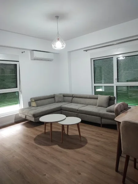 Tirane, jepet me qera apartament 2+1+Ballkon Kati 4, 100 m² 500 € (Ali Demi)