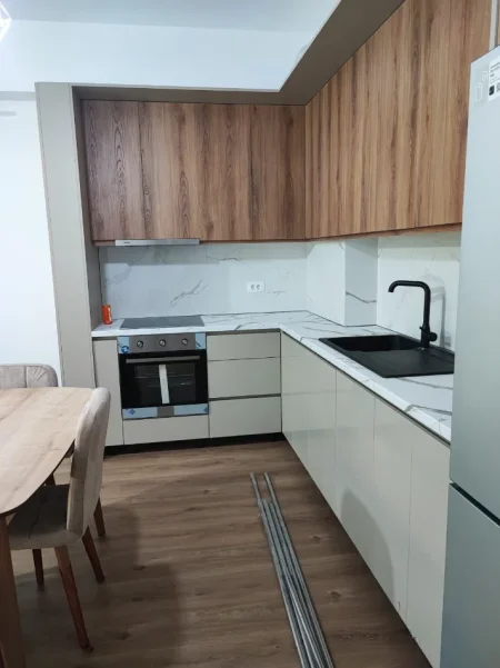 Tirane, jepet me qera apartament 2+1+Ballkon Kati 4, 100 m² 500 € (Ali Demi)