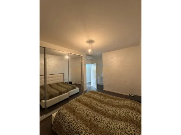 Tirane, jepet me qera apartament 2+1+Ballkon Kati 3, 99 m² 500 € (Fresku)
