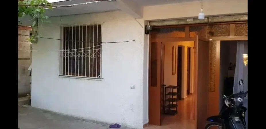 Tirane, jepet me qera shtepi 1+1 Kati 1, 70 m² 300 € (Zija kambo)
