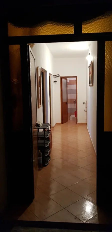 Tirane, jepet me qera shtepi 1+1 Kati 1, 70 m² 300 € (Zija kambo)