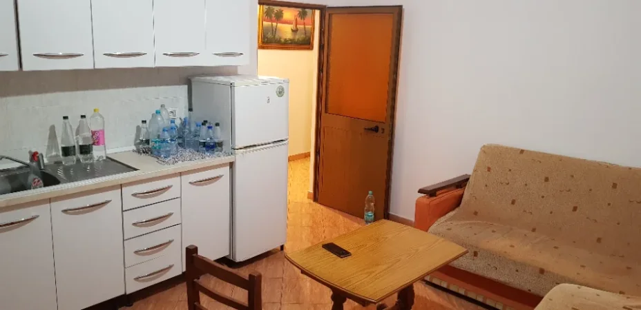 Tirane, jepet me qera shtepi 1+1 Kati 1, 70 m² 300 € (Zija kambo)