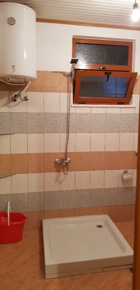Tirane, jepet me qera shtepi 1+1 Kati 1, 70 m² 300 € (Zija kambo)