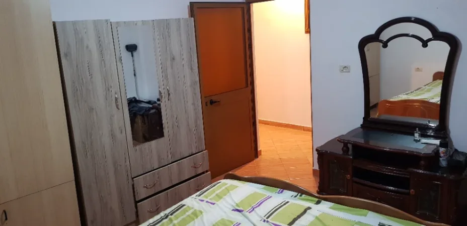 Tirane, jepet me qera shtepi 1+1 Kati 1, 70 m² 300 € (Zija kambo)