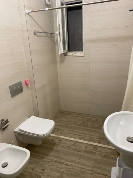 Tirane, jepet me qera apartament 1+1 Kati 5, 72 m² 500 € (Perball Spitalit Amerikan 3)