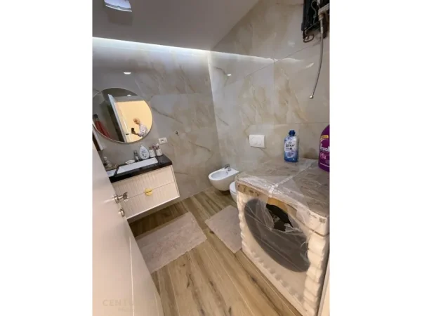 Tirane, jepet me qera apartament 2+1+Ballkon , 900 €