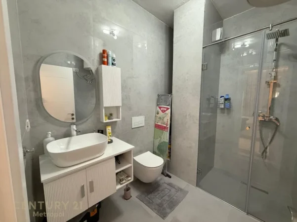 Tirane, jepet me qera apartament 2+1+Ballkon , 900 €