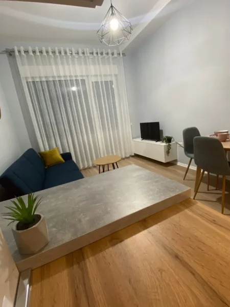 Tirane, jepet me qera apartament 1+1 Kati 3, 70 m² 550 € (Kompleksi Kontakt)
