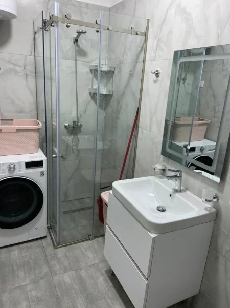 Tirane, jepet me qera apartament 1+1 Kati 3, 70 m² 550 € (Kompleksi Kontakt)