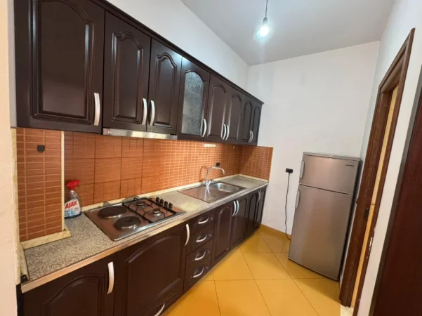 Tirane, jepet me qera apartament 1+1+Ballkon Kati 3, 80 m² SUPER CMIM 400 € 21 Dhjetori)