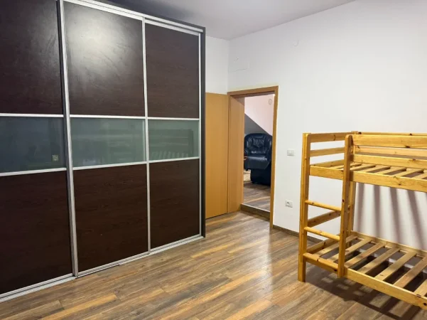 Tirane, jepet me qera shtepi 2+1+Aneks+Ballkon Kati 1, 120 m² 670 € (pallati grand tregu elektrik)