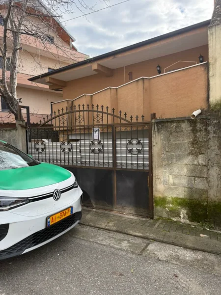 Tirane, jepet me qera shtepi 2+1+Aneks+Ballkon Kati 1, 120 m² 670 € (pallati grand tregu elektrik)