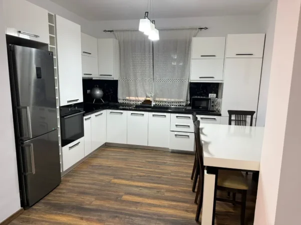 Tirane, jepet me qera shtepi 2+1+Aneks+Ballkon Kati 1, 120 m² 670 € (pallati grand tregu elektrik)