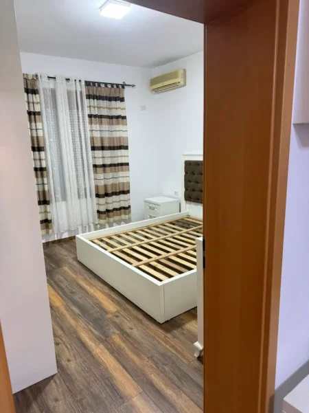 Tirane, jepet me qera shtepi 2+1+Aneks+Ballkon Kati 1, 120 m² 670 € (pallati grand tregu elektrik)