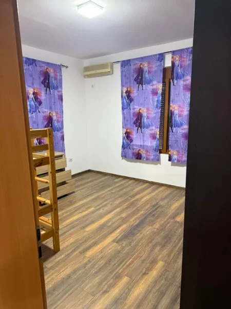 Tirane, jepet me qera shtepi 2+1+Aneks+Ballkon Kati 1, 120 m² 670 € (pallati grand tregu elektrik)