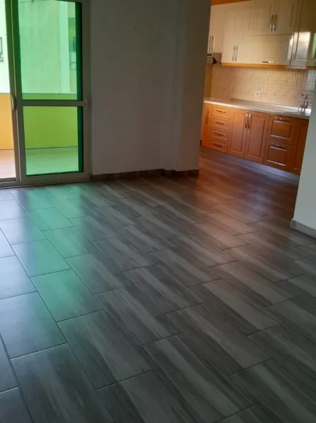 Tirane, jepet me qera zyre Kati 2, 70 m² 500 € (KOMUNA E PARISIT)