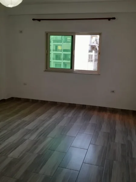 Tirane, jepet me qera zyre Kati 2, 70 m² 500 € (KOMUNA E PARISIT)