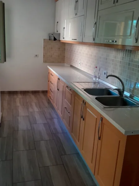 Tirane, jepet me qera zyre Kati 2, 70 m² 500 € (KOMUNA E PARISIT)