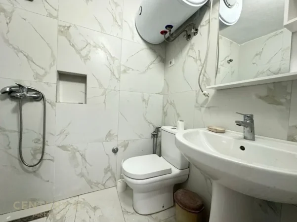 Tirane, jap me qera apartament 1+1 Kati 5, 600 € 