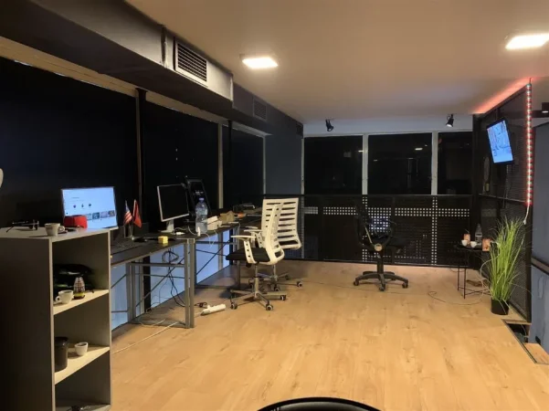 Tirane, jepet me qera zyre Kati 0, 92 m² 600 € (21 DHJETORI)