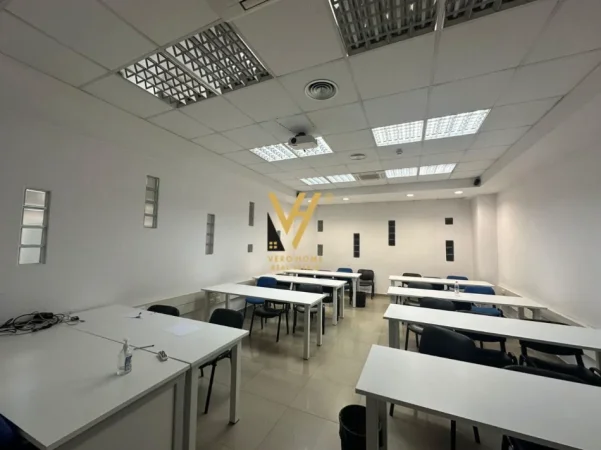 Tirane, jepet me qera ambjent biznesi Kati -1, 1.000 m² 7.000 € (KOMPLEKSI DELIJORGJI, PRANE HILTON)