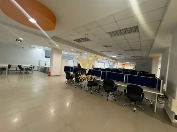 Tirane, jepet me qera ambjent biznesi Kati -1, 1.000 m² 7.000 € (KOMPLEKSI DELIJORGJI, PRANE HILTON)