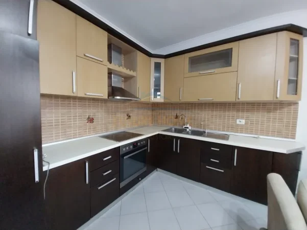 Tirane, jepet me qera apartament 2+1 Kati 6, 84 m² 450 € (Yzbersht)