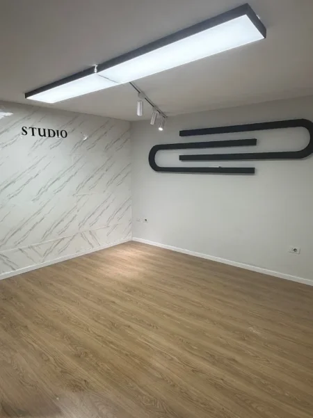 Tirane, jepet me qera ambjent biznesi Kati 1, 32 m² 550 € (Kafe Flora)