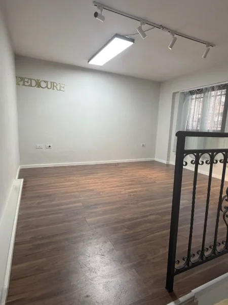 Tirane, jepet me qera ambjent biznesi Kati 1, 32 m² 550 € (Kafe Flora)