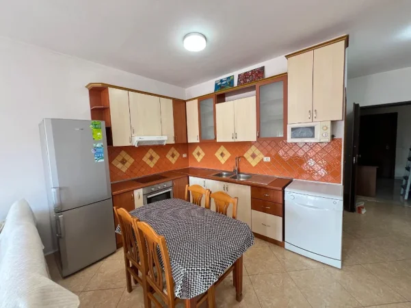 Tirane, jepet me qera apartament 1+1+Ballkon Kati 8, 100 m² 650 € (Prane Vision+)