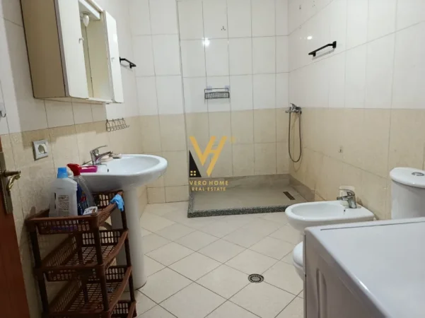 Tirane, jepet me qera apartament 1+1+Ballkon Kati 3, 77 m² 520 € (RRUGA RIZA CEROVA)