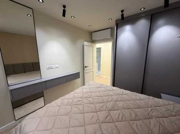 Tirane, jepet me qera apartament 2+1 Kati 4, 95 m² 750 € (PORCELAN)