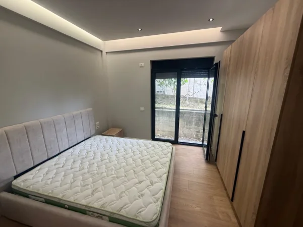 Tirane, jepet me qera apartament 1+1 Kati 1, 65 m² 350 € (Fresku)