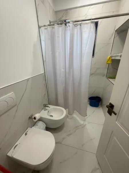 Tirane, jepet me qera apartament 1+1 Kati 1, 65 m² 350 € (Fresku)