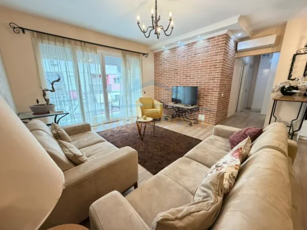 Tirane, jepet me qera apartament 3+1+Ballkon Kati 5, 115 m² 1.000 € (ZOGU I ZI)