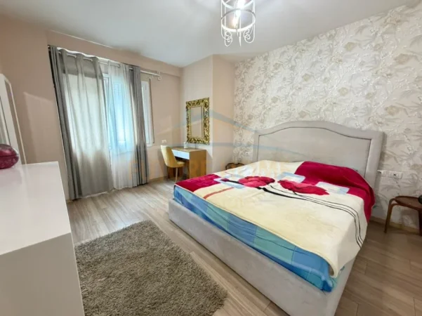 Tirane, jepet me qera apartament 3+1+Ballkon Kati 5, 115 m² 1.000 € (ZOGU I ZI)