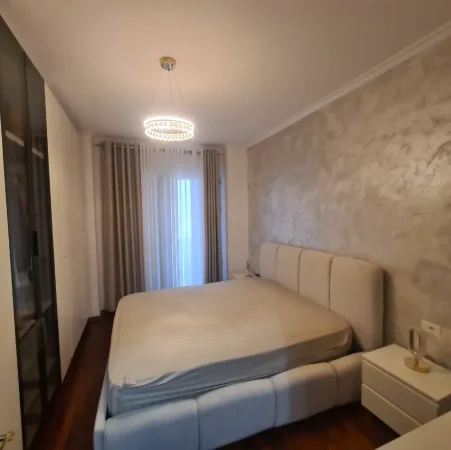 Ne Fresk te Teleferiku, qera 1+1+parkim. Kati 5, 74 m² 450 € (e mobiluar totalisht)