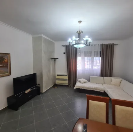 Ne Fresk te Teleferiku, qera 1+1+parkim. Kati 5, 74 m² 450 € (e mobiluar totalisht)