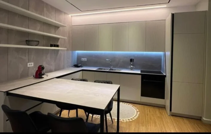 Jepet me qera apartament 1+1 Kati 5, 750 € (Rruga Marie Kraja)