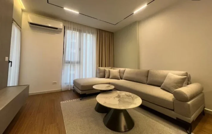 Jepet me qera apartament 1+1 Kati 5, 750 € (Rruga Marie Kraja)