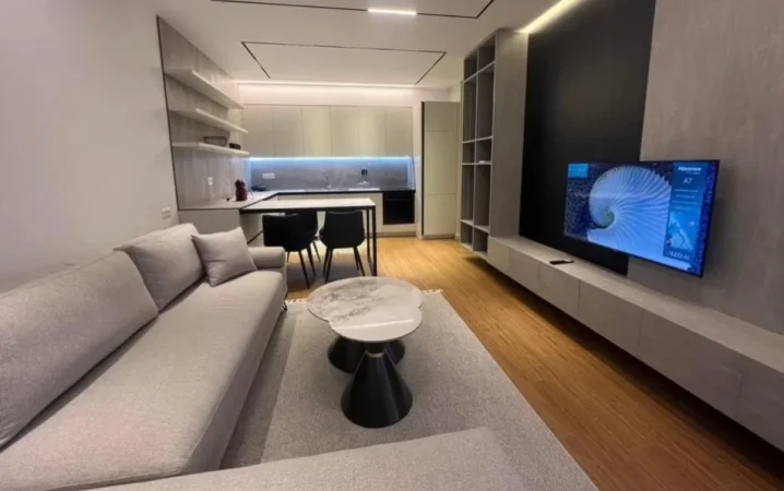 Jepet me qera apartament 1+1 Kati 5, 750 € (Rruga Marie Kraja)