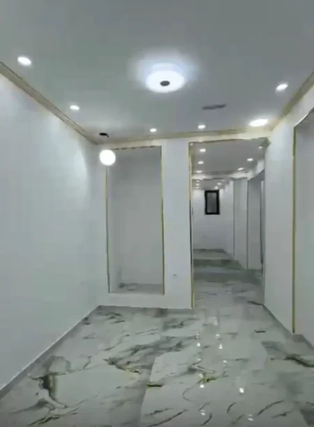 Tirane, jepet me qera dyqan Kati 0, 35 m² 1500€ (VASIL SHANTO)