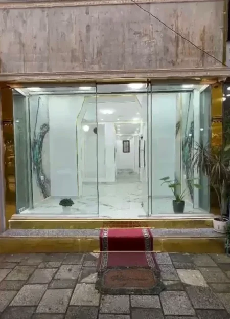 Tirane, jepet me qera dyqan Kati 0, 35 m² 1500€ (VASIL SHANTO)