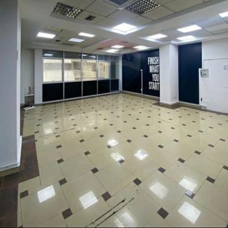 Tirane, jepet me qera ambjent biznesi Kati 2, 90 m² 700 Euro (15 kateshi)