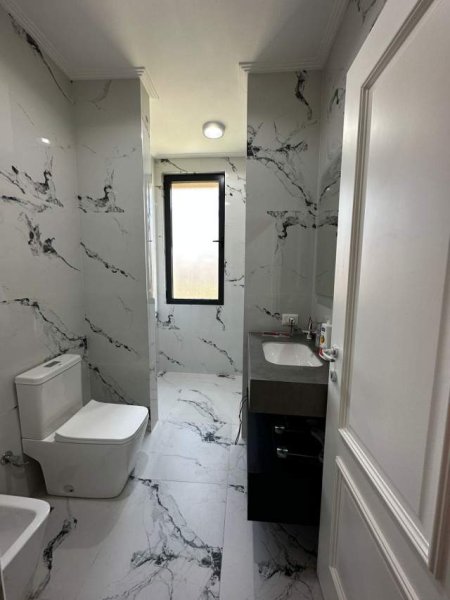 Tirane, jepet me qera apartament 2+1 Kati 2, 900 Euro (liqeni i thate)