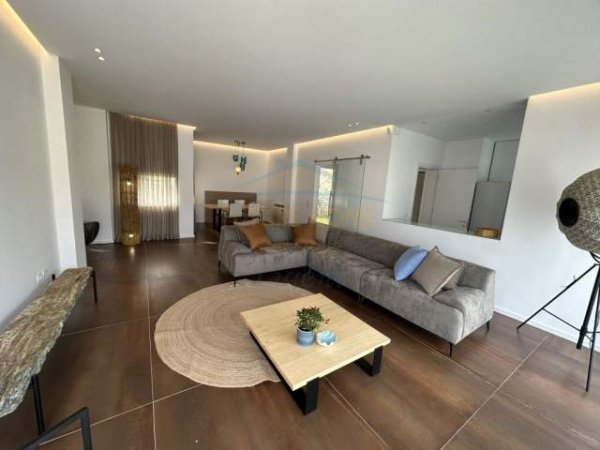 Tirane, jepet me qera Vile 3 Katshe Kati 3, 550 m² 2.500 Euro (TEG)