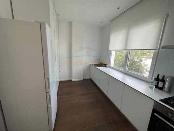 Tirane, jepet me qera Vile 3 Katshe Kati 3, 550 m² 2.500 Euro (TEG)