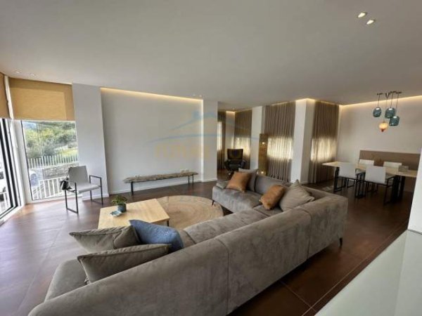 Tirane, jepet me qera Vile 3 Katshe Kati 3, 550 m² 2.500 Euro (TEG)