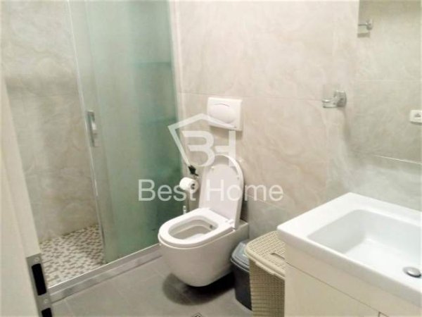 Tirane, jepet me qera apartament 2+1 Kati 8, 97 m² 600 Euro (21 Dhjetori, Kompleksi Kontakt/Magnet)
