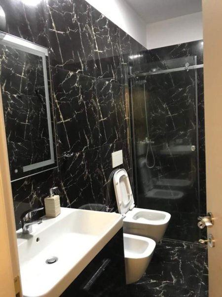 Tirane, jepet me qera apartament 2+1 Kati 6, 650 Euro (Zogu i Zi)